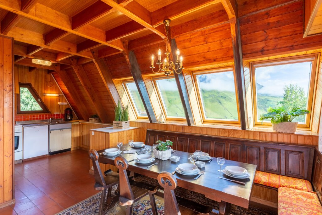 salle à manger d'un chalet de montagne avec vue sur l'Arbizon, de Gregory Cremades, photographe immobilier