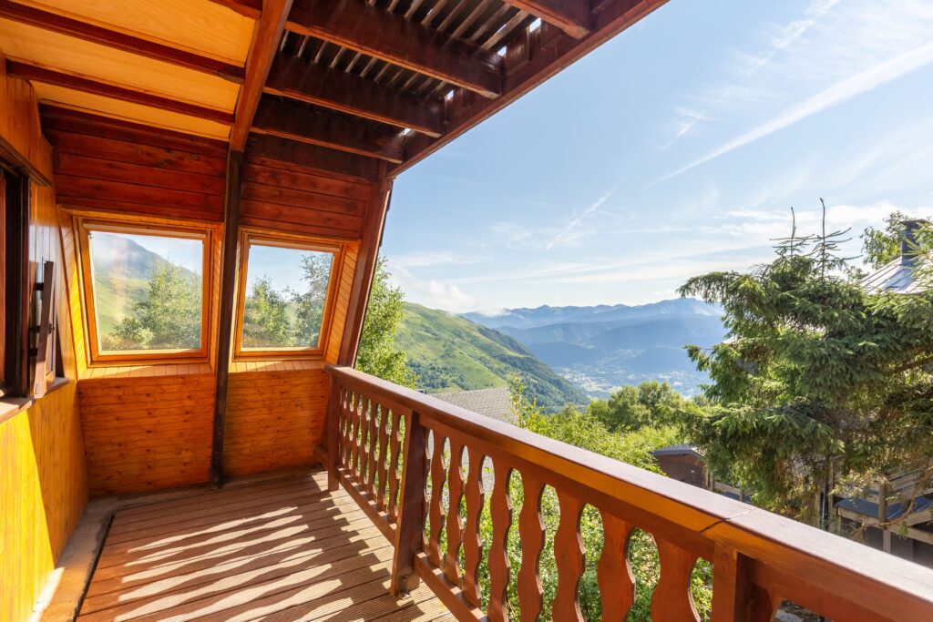 Vue sur la vallée d'Aure depuis le Balcon d'un appartement lors d'une séance de photographie immobilière au Pla d'Adet