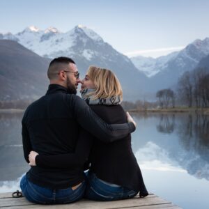 séance photo de couple à Loudenvielle au bord du lac de Génos