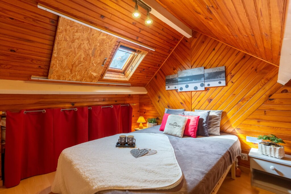 photographie immoblière d'une chambre dans un chalet à Saint Lary Soulan